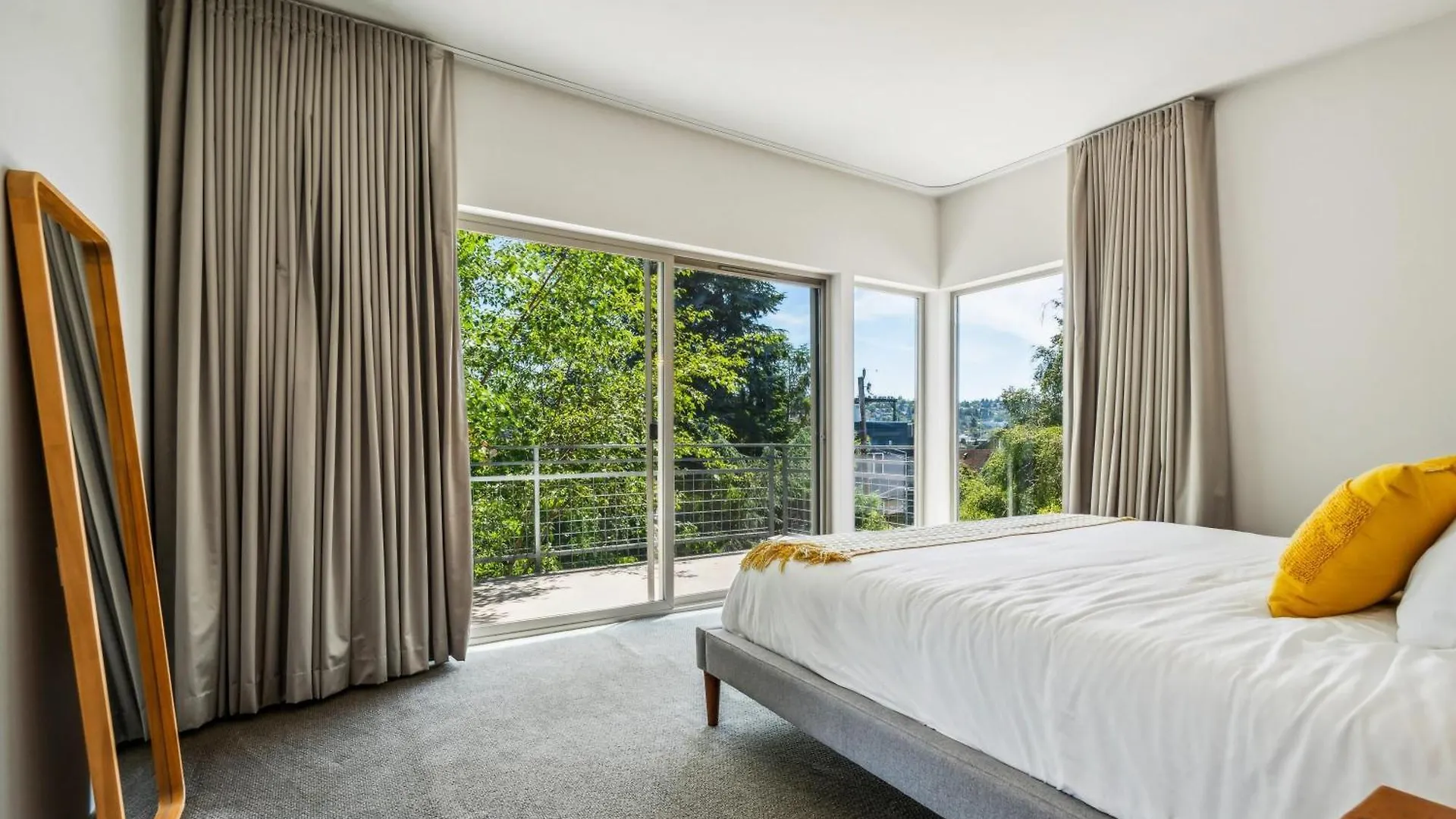 Central 3-Story With Private Balcony Seattle